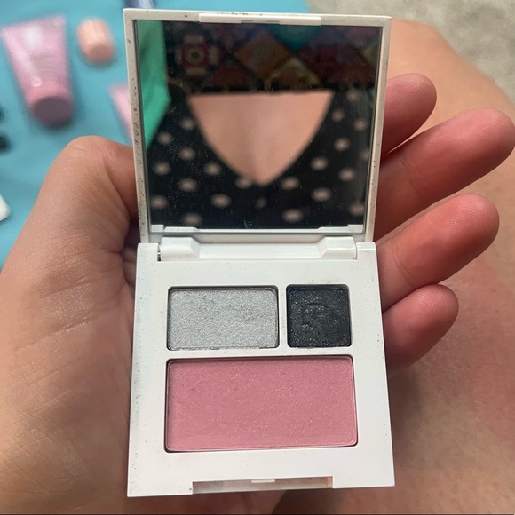 All new 11 piece Clinique skincare/ makeup bundle makeup bag included💜❤️🌺 - Picture 10 of 16